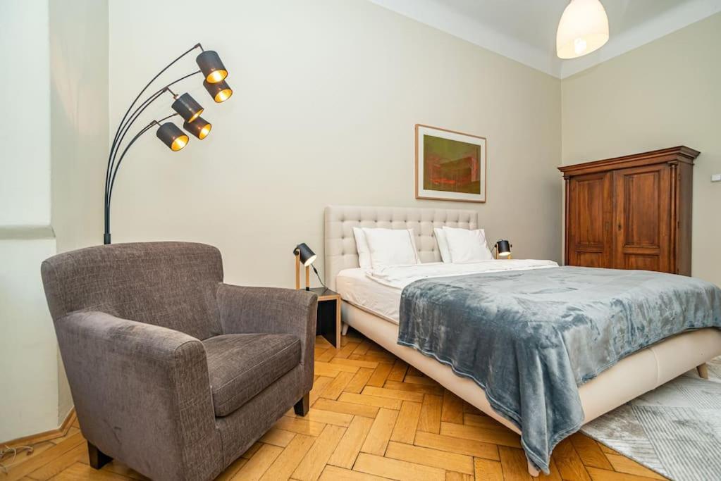Large And Modern Apartment In The Heart Of Praga Exterior foto