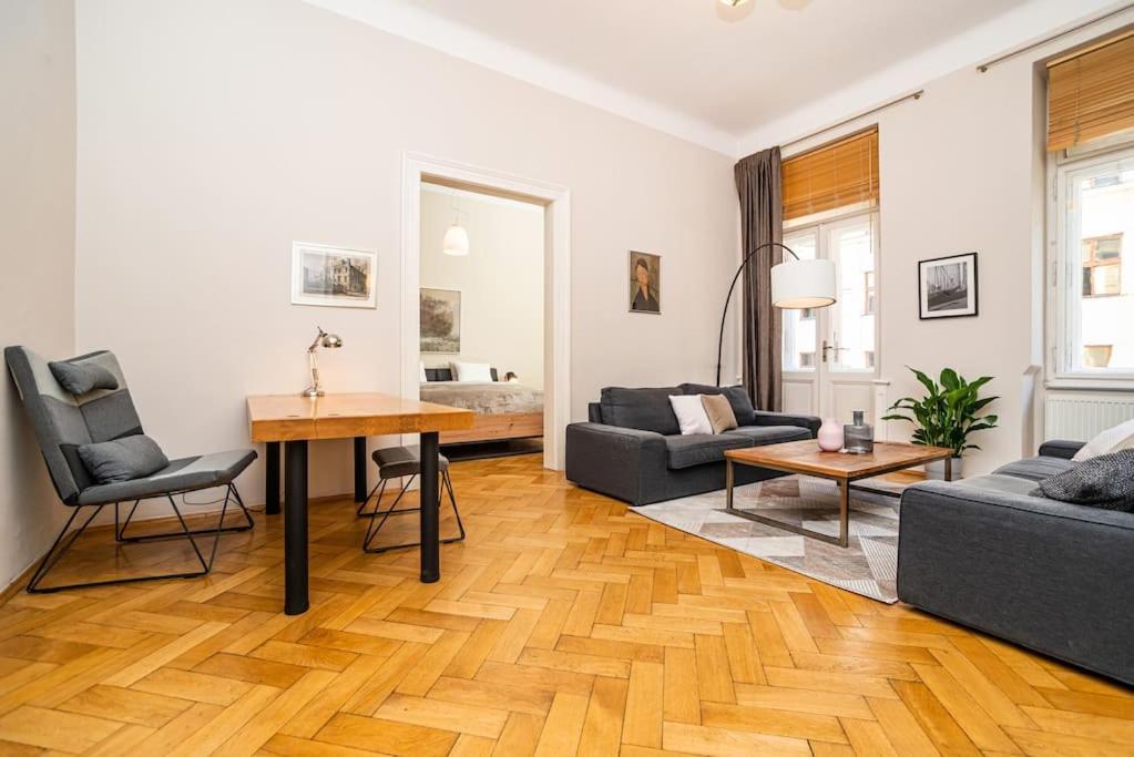 Large And Modern Apartment In The Heart Of Praga Exterior foto