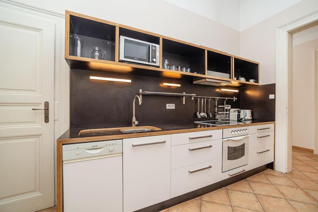 Large And Modern Apartment In The Heart Of Praga Exterior foto